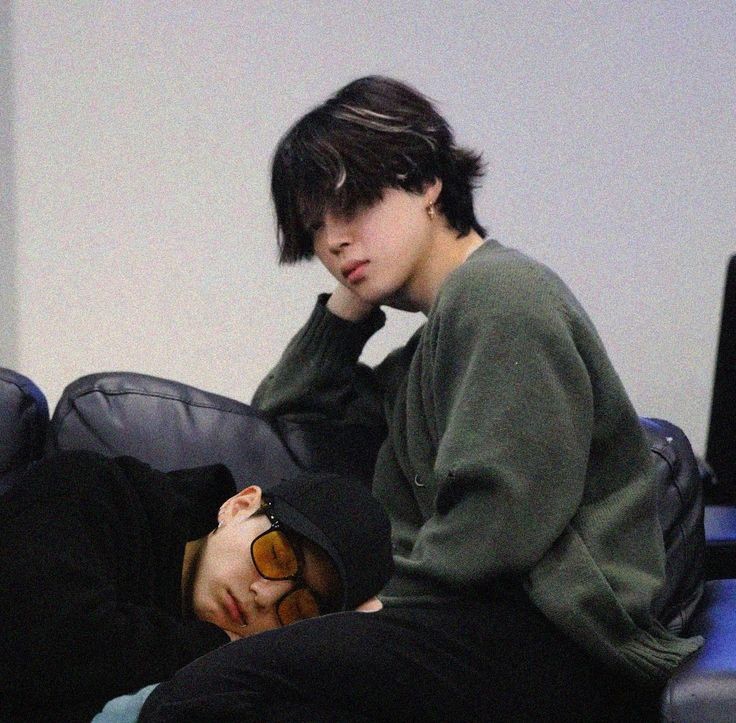 в комнате был приглушённый свет, по телевизору шёл какой-то детектив. чимин сидел и с интересном смотрел фильм, почти не отвлекаясь, пока в комнату не зашёл чонгук.

— я посижу с тобой? – шёпотом спросил чон, присаживаясь рядом с паком. ↓

#jikookau #jikook