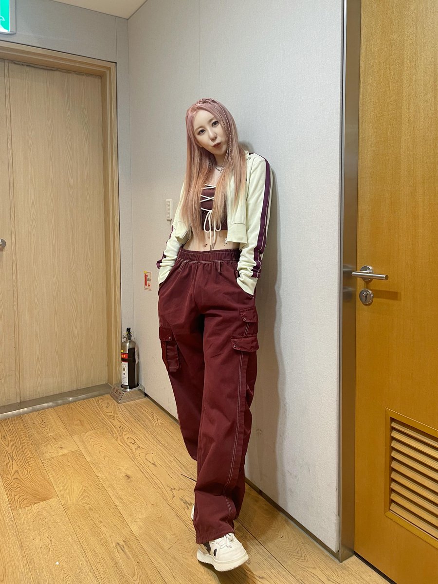 [#CHAEYEON_pic📸] 23.04.27 엠카운트다운

무대마다 레전드 경신✨ 오늘도 채리쉬의 마음을 KNOCK 하는 채연이한테 문을 활짝 열어주세요👐🏻❣

#이채연 #LEECHAEYEON 
#OverTheMoon #KNOCK