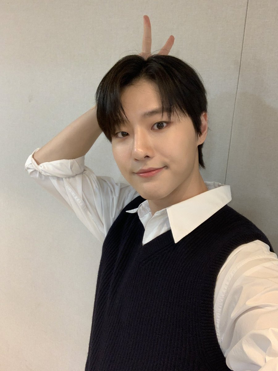 오늘 사녹와준 무즈! 생방 때 와준 무즈! 그리고 지켜봐준 무즈 모두 다 너무 고맙고 사랑합이다🧡💙