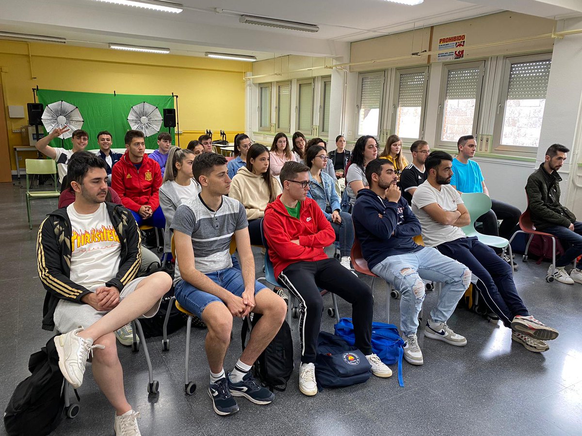 Hoy, en nuestra Aula Profesional de Emprendimiento, los alumnos de Ciclos Formativos han recibido una charla sobre autoempleo y ayudas a emprendedores. Damos las gracias a Cristina  , técnico de empleo de la Agencia de Desarrollo Local.
#APES_CLM #FSE #FP