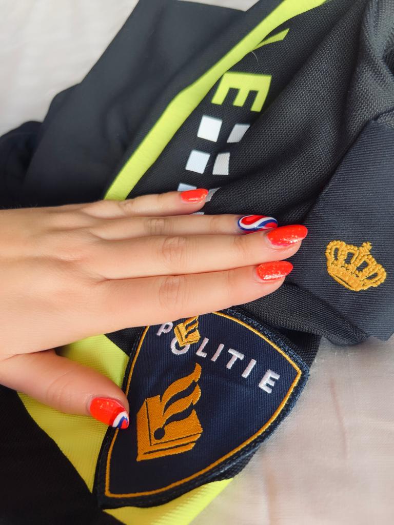 wijkagent_mk's tweet photo. Volgens traditie👑🇳🇱... een heel klein oranje tintje! Maak er een mooi en veilig feest van met elkaar... #politie #koningsdagutrecht #oranje #politieutrecht https://t.co/7GbKFbn3GU