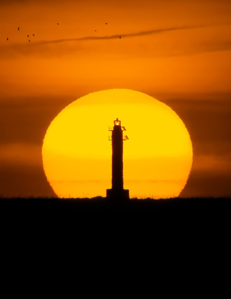 Així ha sortit el sol aquest matí a la badia del Fangar. 
<a href="/terresebretur/">Terres de l'Ebre</a> <a href="/catexperience/">Catalunya Experience</a> <a href="/TurismeDeltebre/">Descobreix Deltebre</a> <a href="/lampollaturisme/">ampollaturisme</a> <a href="/TurismeLaRapita/">Turisme la Ràpita</a> <a href="/visitcatalonia/">Visit Catalonia</a> <a href="/SocEcoturista/">Ecoturisme Catalunya 💙</a> <a href="/PDE/">Defensa de l'Ebre</a> <a href="/turismecat/">Turisme</a>