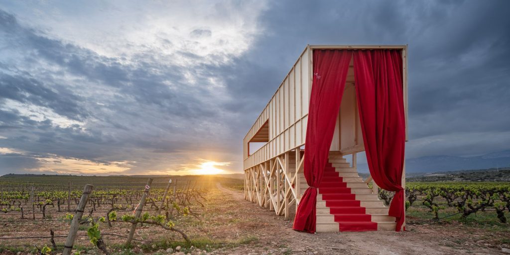 afasiaarq's tweet photo. #JAAG STUDIO et allii | https://t.co/jzhfd7OcCk | posted by afasia | daily entries on contemporary art and architecture #afasiaarchzine #afasiaarq 

An Elevated Table in the Landscape . Viña Lanciano JAAG STUDIO Jennyfher Alvarado + Álvaro Gonzalez . photos: © Josema Cutillas … https://t.co/mBH6ZDHg1v