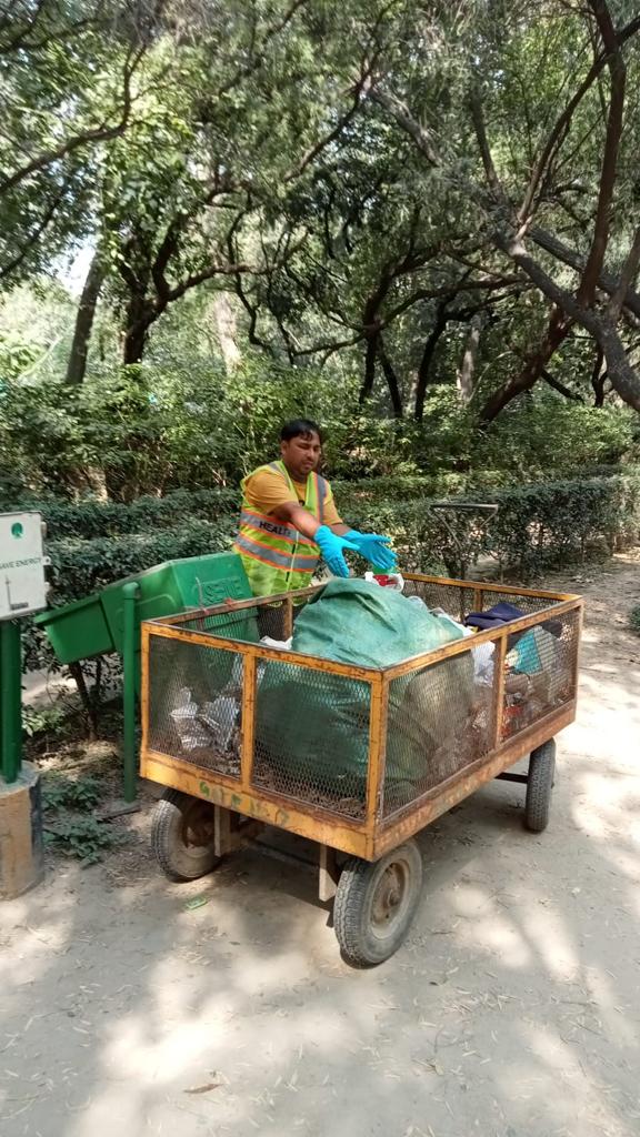 tweetndmc's tweet photo. #NDMC Public Health Team is continuously making all efforts to maintain the cleanliness of Parks and Gardens in New Delhi area.
#G20India
#SwachhSurvekahan2023
#BanonSingleUsePlastic
#SmartCityNDMC
@DeepaAthlete https://t.co/Nt8zPUMtv3