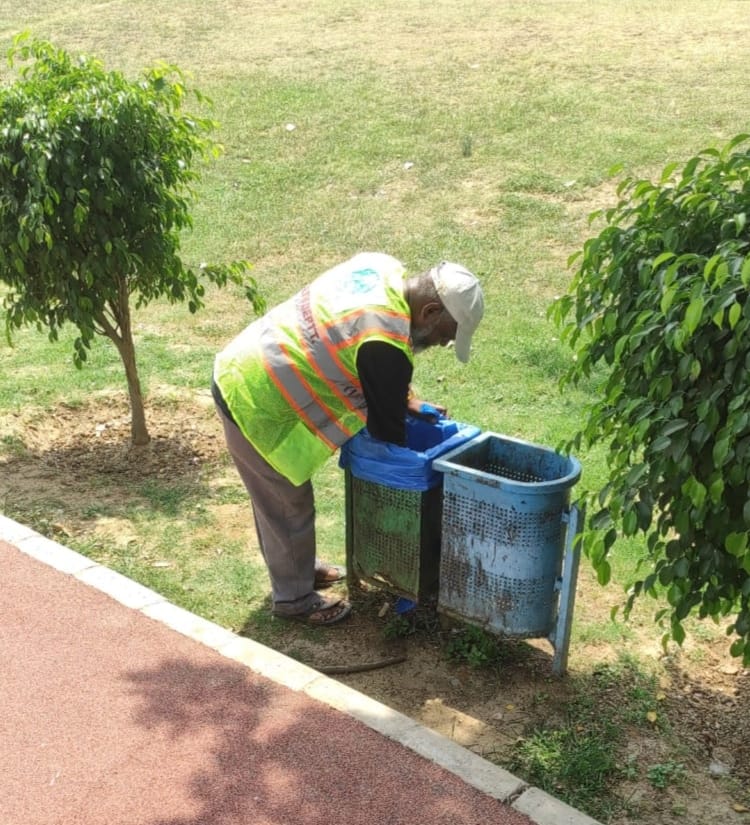 tweetndmc's tweet photo. #NDMC Public Health Team is continuously making all efforts to maintain the cleanliness of Parks and Gardens in New Delhi area.
#G20India
#SwachhSurvekahan2023
#BanonSingleUsePlastic
#SmartCityNDMC
@DeepaAthlete https://t.co/Nt8zPUMtv3