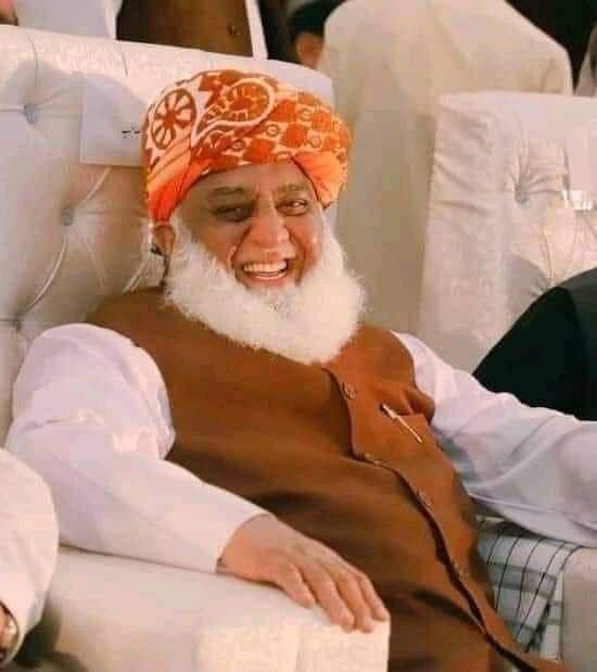 تم گرانے میں لگے تھے تم نے سوچا ہی نہیں!!
میں گرا تو مسئلہ بن کر کھڑا ہو جاؤنگا!!

یہ شعر اپنے مولانا صاحبپر ایسے ججتا ہے گویا کہ شاعر نے یہ شعر مولانا ہی کیلئے کہا ہو.. 
#WeAreReadyMaulana