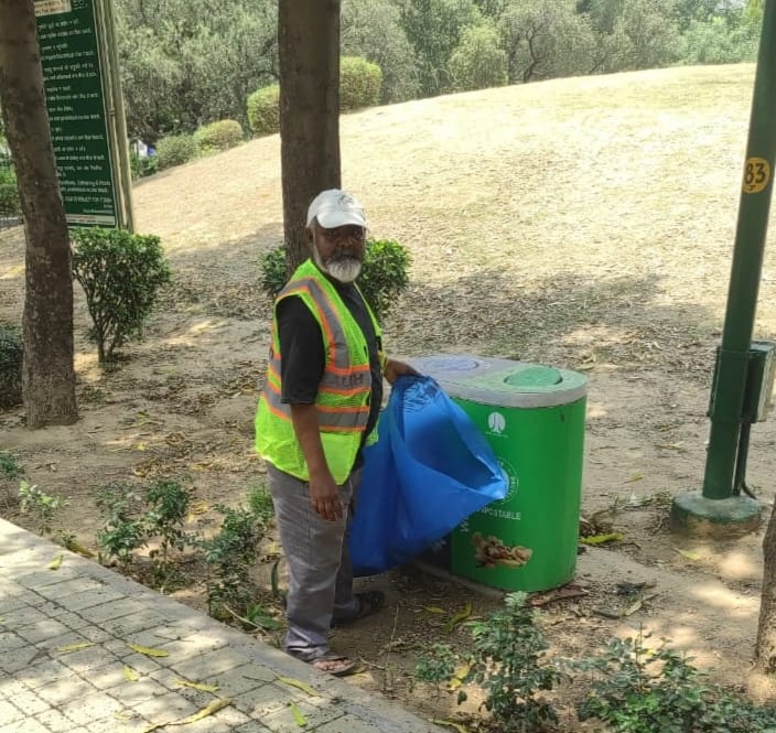 tweetndmc's tweet photo. #NDMC Public Health Team is continuously making all efforts to maintain the cleanliness of Parks and Gardens in New Delhi area.
#G20India
#SwachhSurvekahan2023
#BanonSingleUsePlastic
#SmartCityNDMC
@DeepaAthlete https://t.co/Nt8zPUMtv3