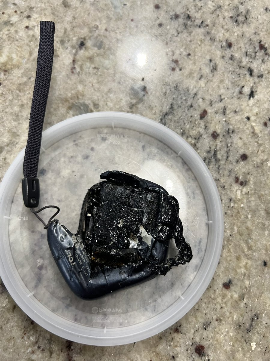 sidneyshah's tweet photo. TMobile syncup tracker caught on fire- burned my dog! Mom was burned while trying to remove it. #tmobile won’t do anything!!! #tmobile #PETA #BBB #thisdogisonfire #ShunnarahInjury #humanesociety #forthepeople #mmforthepeople #TmobileHelp #TeamMagenta #gbhs https://t.co/fdFEoJFyKM