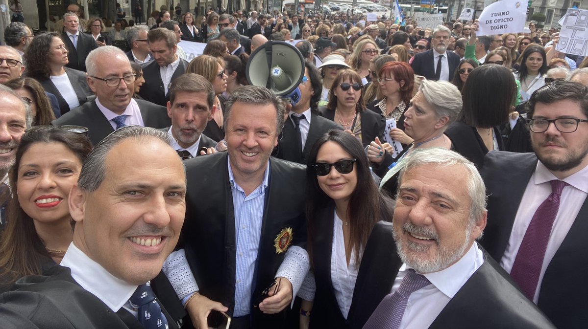 EugenioRibon's tweet photo. Felicidades a toda la Abogacía de toda España que hoy se ha concentrado ante el Congreso de los Diputados en una marea negra por la dignidad de la profesión. Ha sido un honor recibiros en ⁦@icam_es⁩ aquí tendréis siempre vuestra casa https://t.co/vb4LwisitV