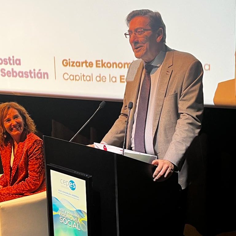 CEPES2's tweet photo. 🔵#ASAMBLEACEPES2023
🗣Hacemos este reconocimiento a Emili Villaescusa por su compromiso, dedicación, profesionalidad y lealtad defendiendo los intereses de la #EconomíaSocial y representando a CEPES en los ámbitos de la RSE, ODS y Cooperación al Desarrollo
#SomosEconomíaSocial https://t.co/hcRCeYgmE2