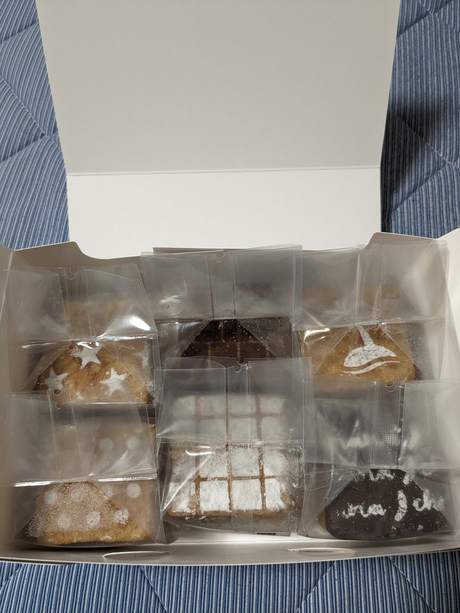 aww_yeah_osbd's tweet image. 先週楽々さんが紹介してくれた、新潟県産米粉を使って作られたmyblockを #新潟直送計画で買ったよ 。
キューブ型のシュークリームって珍しいですね。並べると映えそうな感じです。