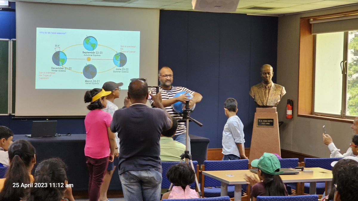 IIABengaluru's tweet photo. @wageeshmishra talked to the visitors about the Sun, and @NirujMohan explained what the #ZeroShadowDay #ZSD is all about. Attendees then measured the length of the shadow of a vertical stick #gnomon #shanku themselves to see if the shadow dissapears!
@asipoec @dstindia https://t.co/4TtJ6jCMfC