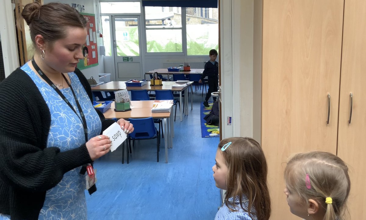 newwaveenglish's tweet photo. Getting PSC Ready 
Top Tip: Lots of incidental practise throughout the day 🤓 
- Include review sounds
- Use you sound gap analysis and include these sounds 
- Carefully select words and sounds for your spotlight children
- Make it routine
#pseudoword #pinnytime
@Grazebrook_Pri https://t.co/cTdrOLgRYm
