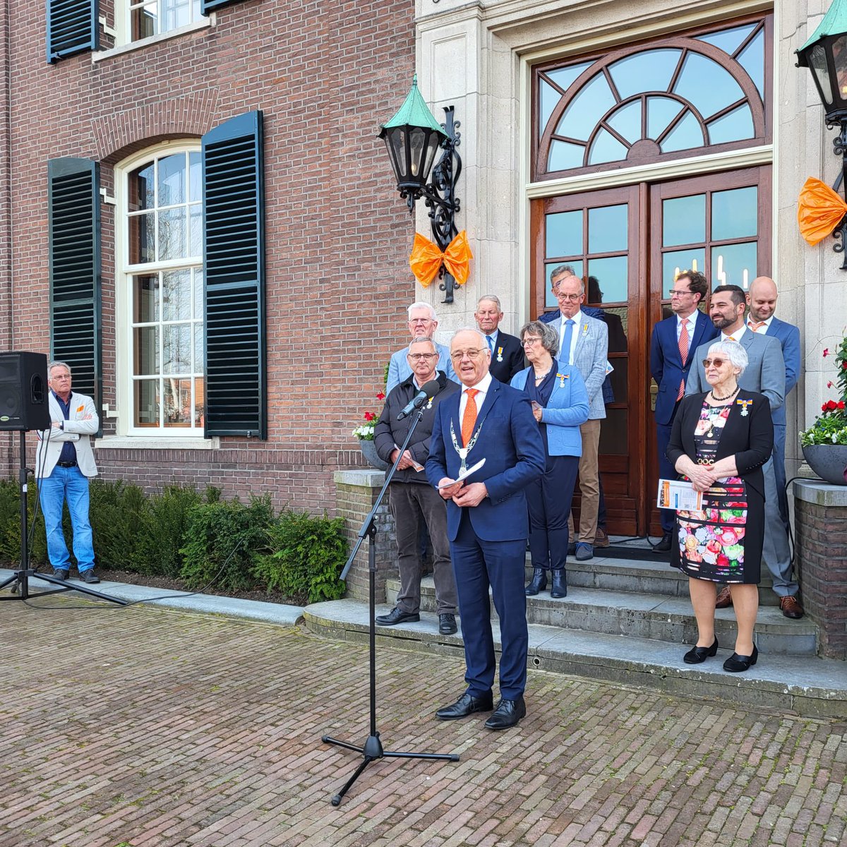 Feestelijke #aubade met veel publiek en muzikale begeleiding door <a href="/SDGHeerde/">Soli Deo Gloria</a>. Met een heerlijk zonnetje is het een prachtige dag in @gem_Heerde. 
#Koningsdag2023 #oranjeboven