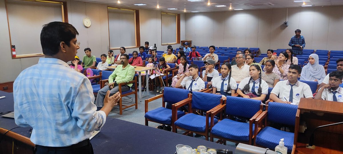 IIABengaluru's tweet photo. @wageeshmishra talked to the visitors about the Sun, and @NirujMohan explained what the #ZeroShadowDay #ZSD is all about. Attendees then measured the length of the shadow of a vertical stick #gnomon #shanku themselves to see if the shadow dissapears!
@asipoec @dstindia https://t.co/4TtJ6jCMfC