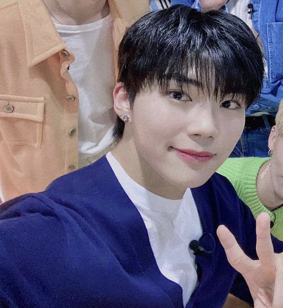 present__t's tweet photo. @ZB1_official 건북이 짱귀🥺🩵 https://t.co/A1KVyA4ALc