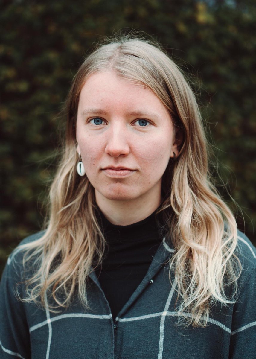 bao_asphalt's tweet photo. Maja, eine Freundin von mir, wurde gestern zu 4 Monaten Freiheitsstrafe ohne Bewährung verurteilt. Sie hatte sich vor einigen Monaten, gemeinsam mit @LinaEichler an ein Gemälde in der Berliner Gemäldegalerie geklebt. 
(1/20) https://t.co/cFE2DNp0bD