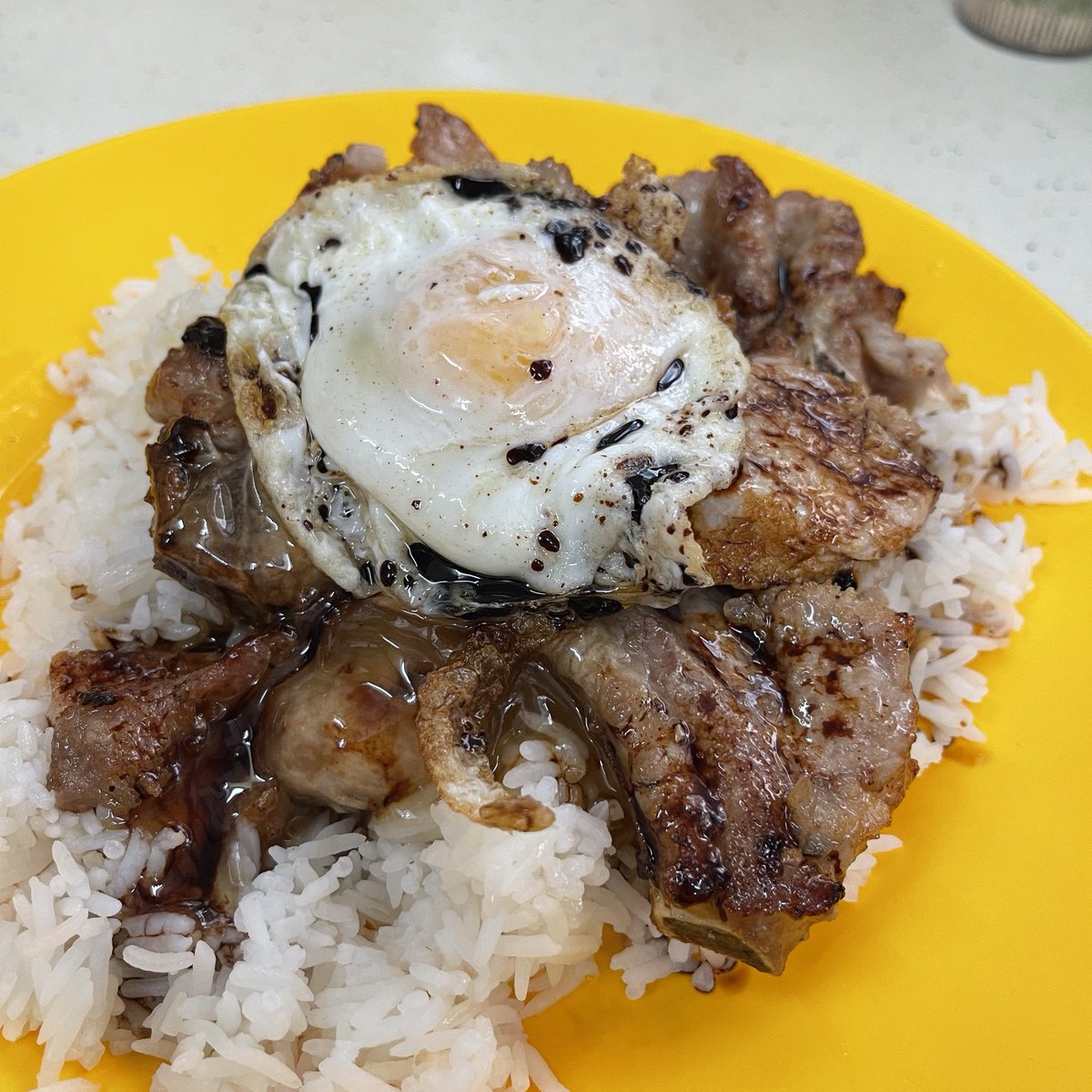 napeatchill's tweet photo. 🐷🍳 For Kee : Hollywood Rd. ร้านข้่าวหน้าหมูไข่ดาวชื่อดัง มุ่งมั่นว่าอยากกินมากๆ รอหน้าร้านไป 30 นาที รออาหารอีก 30 นาที แต่ว่าอร่อยสมการรอคอย แนะนำให้สั่งรอบเดียวเต็มที่ไปเลย เป็นฟิลร้านป้าตามสั่งบ้านๆแถวบ้านที่อร่อยโคตรๆ #hongkong #napeatchill #รีวิวฮ่องกง @aroii https://t.co/5riHheVdu6