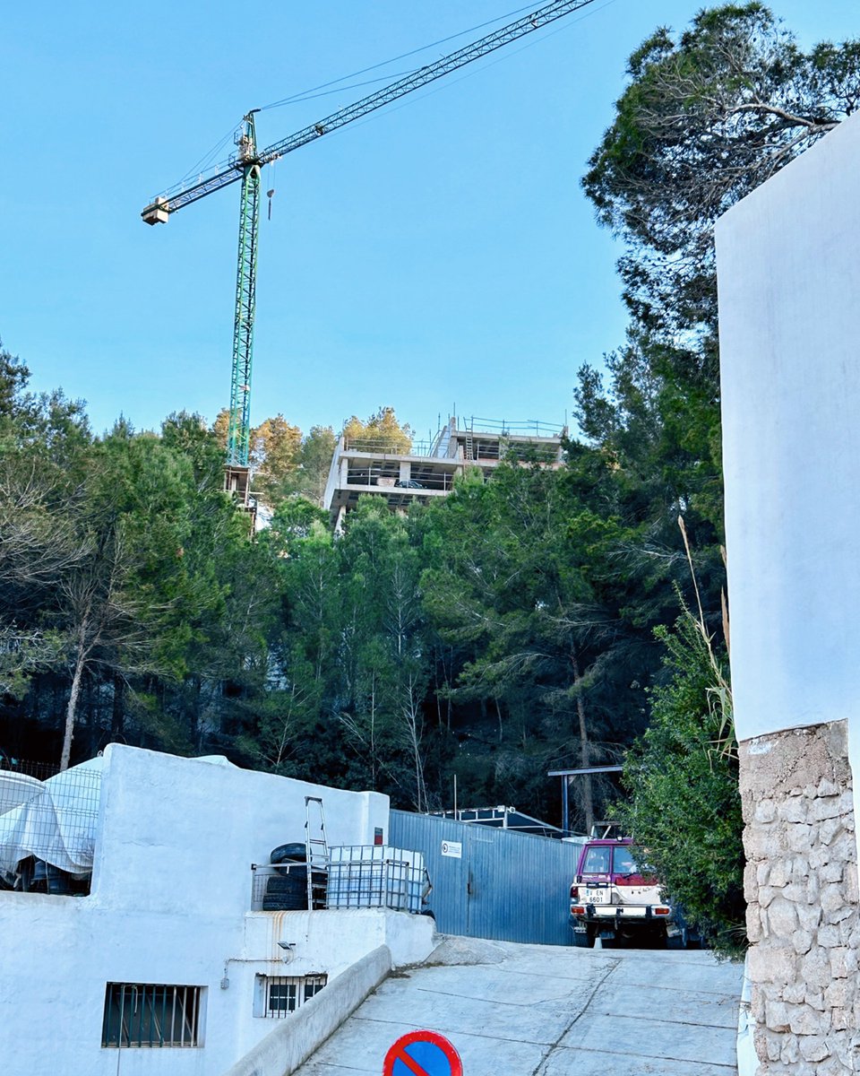 FUSTERarq's tweet photo. La obra de las viviendas en #CalaVadella (#Ibiza), avanza a buen ritmo. La estructura ya está casi terminada y comienzan los trabajos de albañilería.
Las #viviendas tienen una ubicación privilegiada y cuentan con unas espectaculares vistas al mar. 🌊🌳
https://t.co/zaHGnUYxX5 https://t.co/aWnP7y97lo