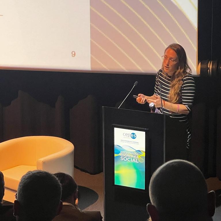 CEPES2's tweet photo. 🔵#ASAMBLEACEPES2023
🗣@Lucia_Gorjon, investigadora que ha participado en el Libro Blanco del Empleo de Euskadi @LanDpto, habla del Futuro del #Empleo, el envejecimiento de la población y el impacto de #tecnología en el empleo
#DonostiaCapitalEconomíaSocial
#SomosEconomíaSocial https://t.co/PB6rzsvLeu