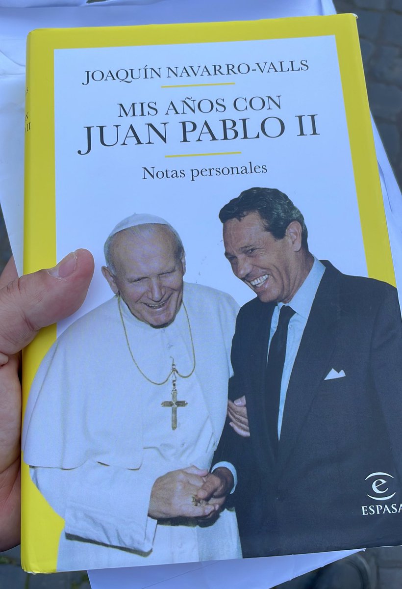 Leyendo las memorias de El Portavoz. Un texto extraordinario no sólo para conocer más a San Juan Pablo II a través de Navarro-Valls, sino también para entender mejor la historia del siglo XX y la importancia de la comunicación institucional. <a href="/Planetadelibros/">PlanetadeLibros</a>