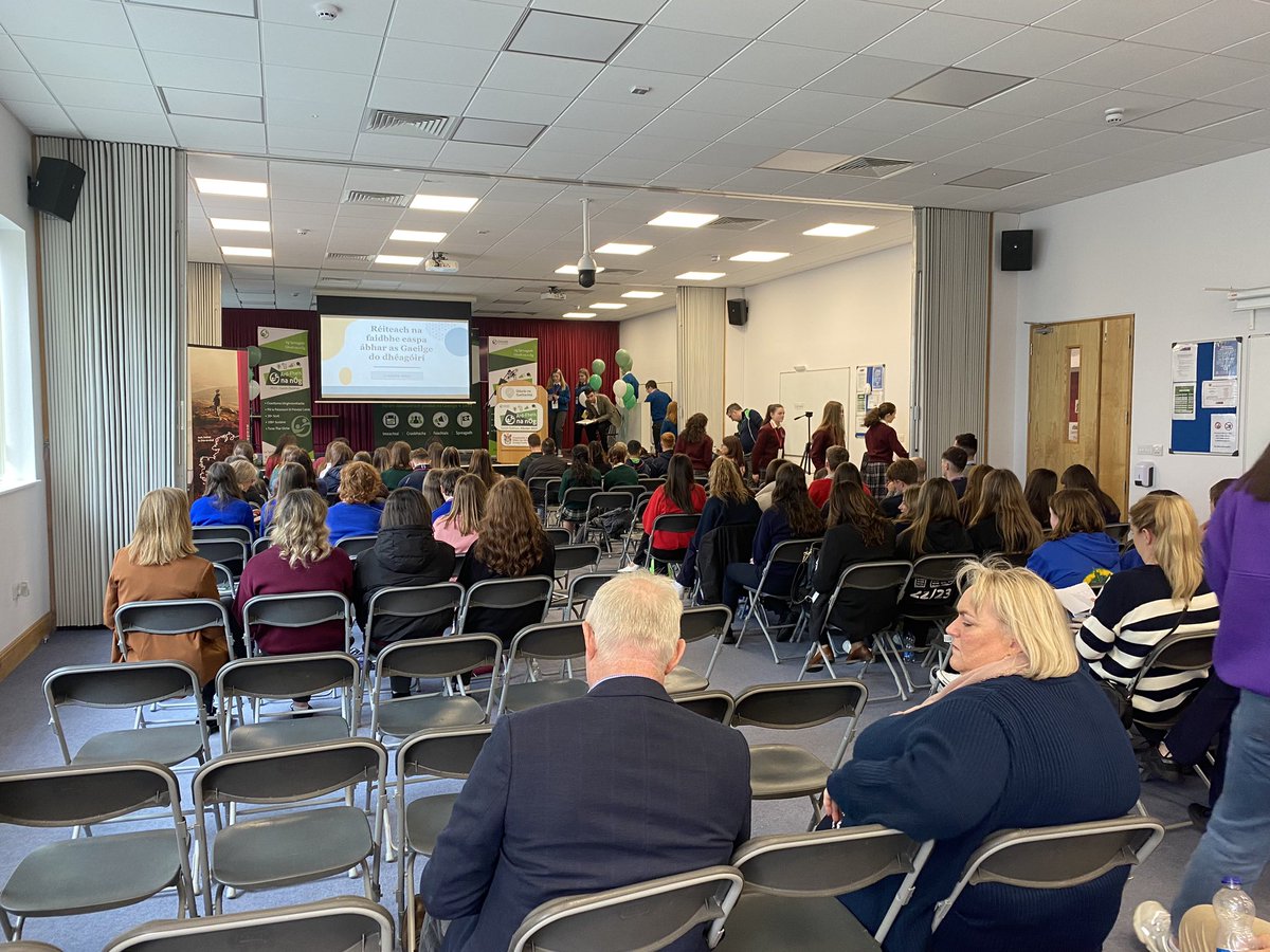 Easpa ábhair #Gaeilge do dhéagóirí - ceann de na príomhábhair imní ag Ard-Fheis na nÓg <a href="/CnaG/">Conradh na Gaeilge ⭕️</a> i nGaoth Dobhair &amp; a 100+ dalta meánscoile i mbun plé ar théamaí
<a href="/NuachtTG4/">Nuacht TG4</a> 7pm