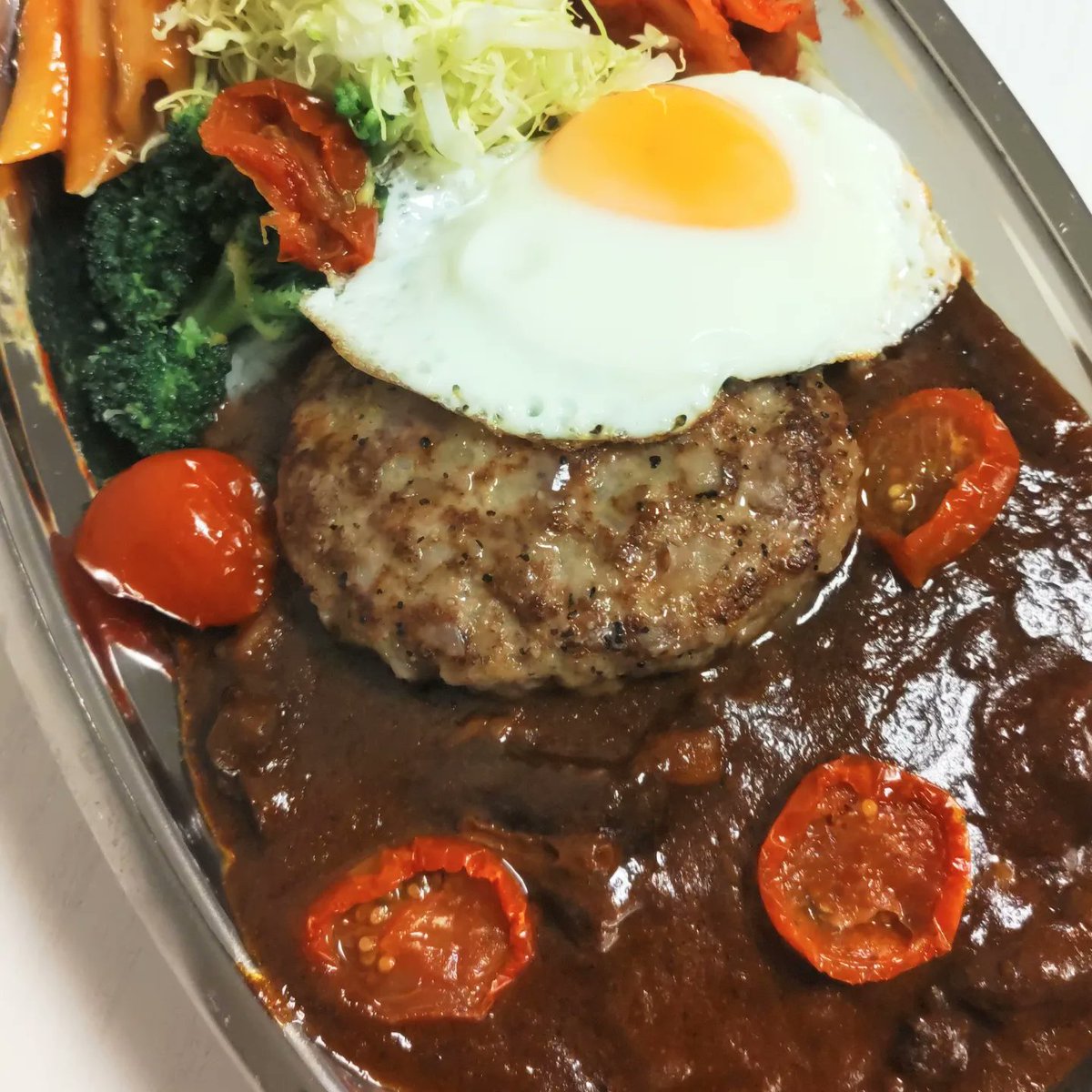 神田カレーグランプリ🍛 ビーフマサラカレーに ハンバーグを乗せて 目玉焼きの帽子👒をかぶせました✨ ハンバーグの🔥美味しい焼き方は こちらをご覧下さい🧑‍🍳