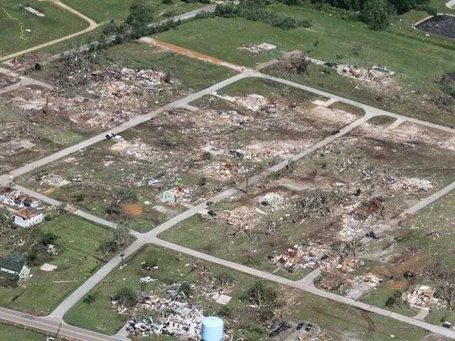weather_history's tweet photo. April 27, 2011:

The climax of the Super Outbreak ravaged the Southeast US and several other states. An astonishing 15 tornadoes were violent (EF4+), the strongest of which were four EF5s in Alabama and Mississippi. Over 300 people were killed and 2700+ were injured.

#wxhistory https://t.co/M0us31RYlc