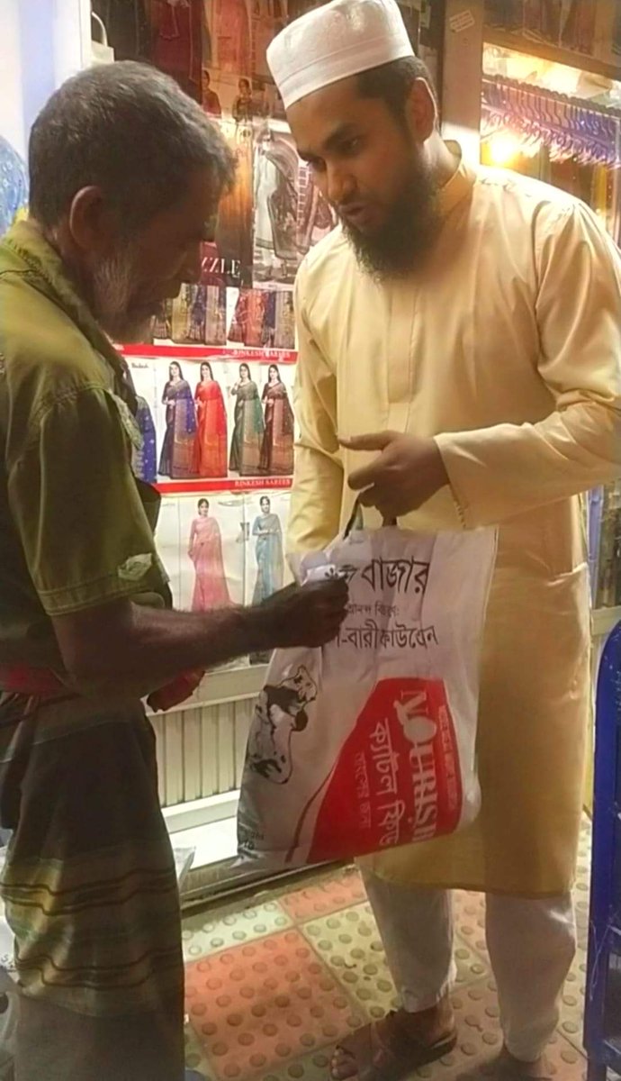 ABariFoundation's tweet photo. রাত তখন ১টা। সবাই যখন ঈদ কেনাকাটায়
ব্যস্ত তখন অসংখ্য মানুষ রাস্তায় ছিল সামন্য
কিছু উপার্জনের আশায়। ঈদ শব্দটা অসংখ্য
মানুষের কাছে কেবল মাত্রই একটি শব্দ।
আমরা এমনই কিছু অসহায় মানুষের মাঝে
ঈদ আনন্দ বিতরণ করেছিলাম 💌
আলহামদুলিল্লাহ #AlBariFoundation
#BDTwitterUser #Bangladesh 🇧🇩 https://t.co/urK3I8wwTH