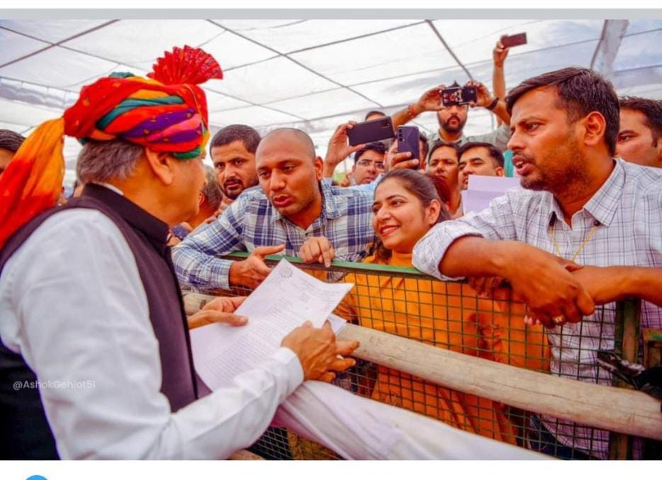 choudhary_mak's tweet photo. IA की माँग - GRADE PAY 3600

#IADemands3600GP

जो भरा नहीं है भावों से, बहती जिसमें रसधार नहीं,

 वह हृदय नहीं है पत्थर है, जिसमें यूनियन के लिये प्यार नहीं...।

 राजस्थान आई.टी.यूनियन जिन्दाबाद
@ashokgehlot51 @RajCMO @1stIndiaNews https://t.co/VxIGgc6uLo