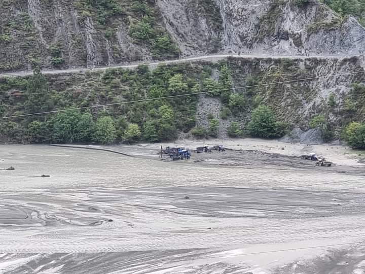 दिन दहाड़े #चंबा के बैरा - शूल नदी में हो रहा है अवैध खनन , यह नदी रेत बजरी का भंडार है

इसी नदी के किनारे में एक क्रशर भी चल रहा है , नदी के किनारे क्रशर की इजाजत कैसे मिली यह भी एक सोचने का विषय है