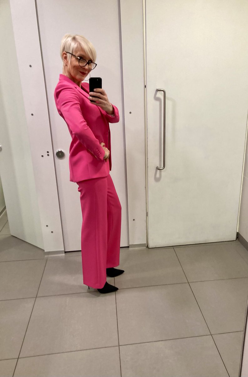 Dawn Neesom On Twitter First looselfie Of The Day Coming Live From dawn-neesom-on-twitter-first-looselfie-of-the-day-coming-live-from