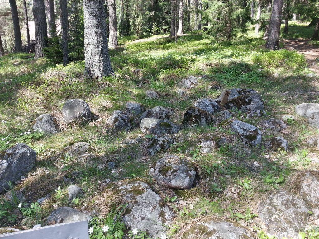 Good Morning from the land of Finns🇫🇮 7°C, semi-cloudy.
The rocky image below is actually part of nearby levelground cremation cemetery from 11th to 12th century⚔️
Anyway, have a Terrific Thursday, everyone, and break a leg🌞