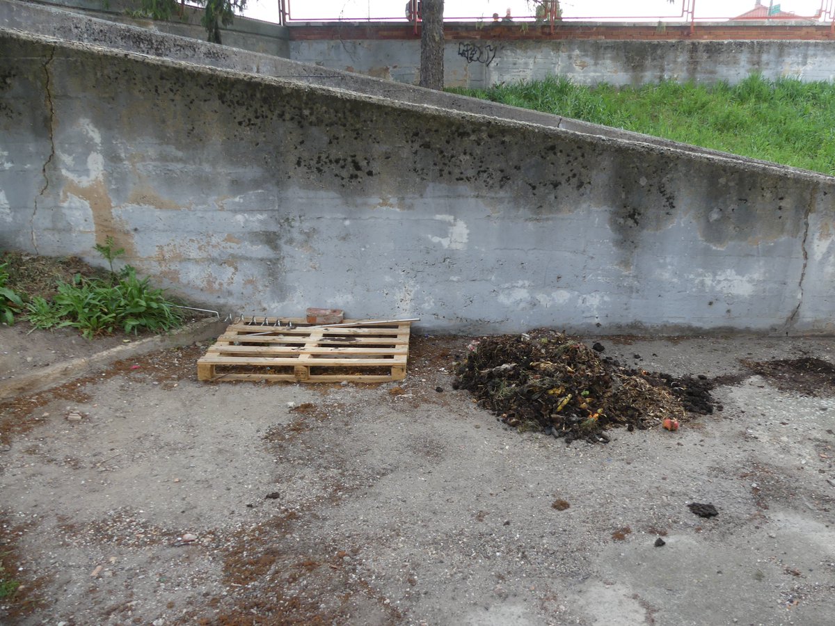 ceip_fcovitoria's tweet photo. ¿Álguien puede ser capaz de robar a un niño? 
Pues parece que sí, esta noche nos han robado la compostera del patio en @ceip_fcovitoria
Necesitamos ayuda para los problemas de seguridad que estamos teniendo @UBUEstudiantes @UBUinvestiga @educacyl @Aytoburgos @PoliciadeBurgos https://t.co/SmmTb9Tyln
