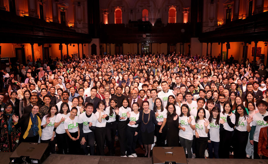 StudyNSW's tweet photo. Last night it was fantastic to join and connect with hundreds of new international students at the Lord Mayor's Welcome by @CloverMoore at Sydney’s iconic Town Hall. 

Read more about the night: https://t.co/ogsINwvx3g #StudyNSW Photo 1,2,4 credit Damian Shaw/ @cityofsydney https://t.co/FOv7VOtQoW