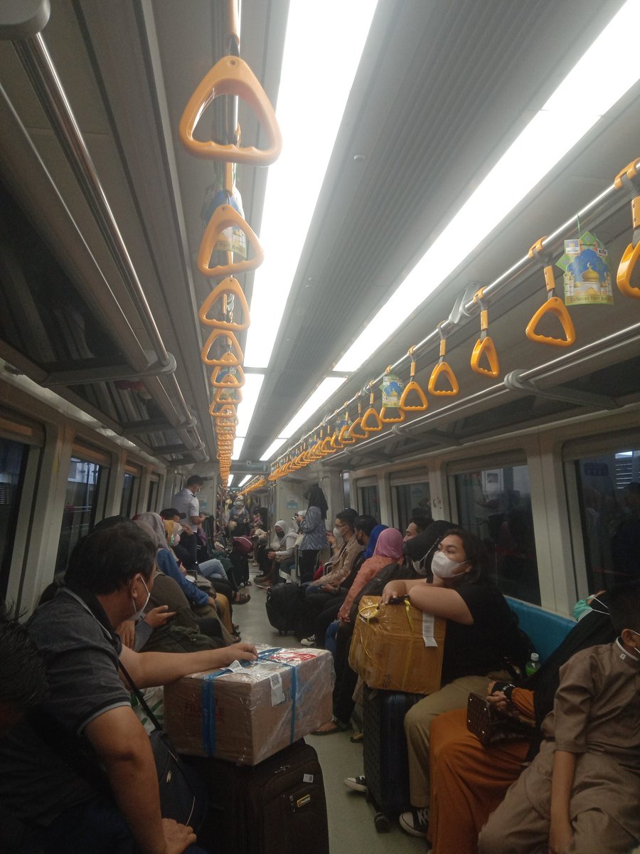 AboutPalembang's tweet photo. Situasi terkini salah satu trainset @LrtSumsel @kemenhub151 terisi penuh! ๐
#lrtlife
#lrtpunyokito
#payonaeklrt https://t.co/fRjZGC8yKW
