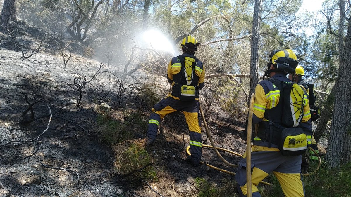 Foravila_IB's tweet photo. Un incendi a les proximitats del Castell de Santueri crema 4.400 metres de pinar
https://t.co/feDshRx8bp
#IBANAT #felanitx https://t.co/d22zt1MiGA