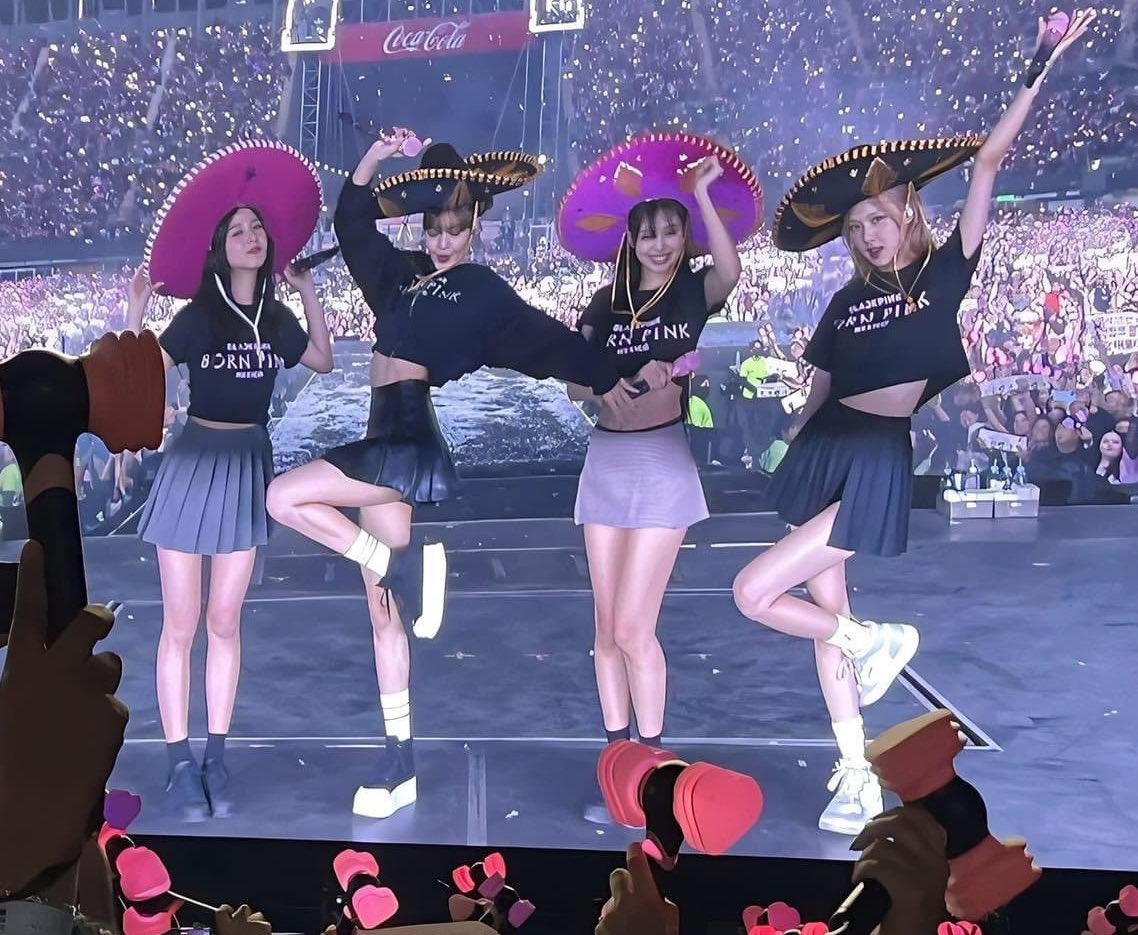 BLACKPINKMX1's tweet photo. ¡La mejor parte de la noche, #BLACKPINK MARIACHIS! 🇲🇽👏🏻😱💕

¡Sin ustedes nada de esto hubiera sido posible Blink! 🤧👏🏻 

MEXICO IS BLACK AND PINK
#BLACKPINKinMexico #BORNPINKinMexico_Day1 https://t.co/8nBBq3r9PD