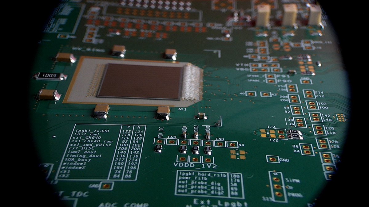 Le dernier prototype de l'#ASIC de lecture du futur détecteur de temps d'<a href="/ATLASexperiment/">ATLAS Experiment</a> (HGTD) est arrivé au labo !