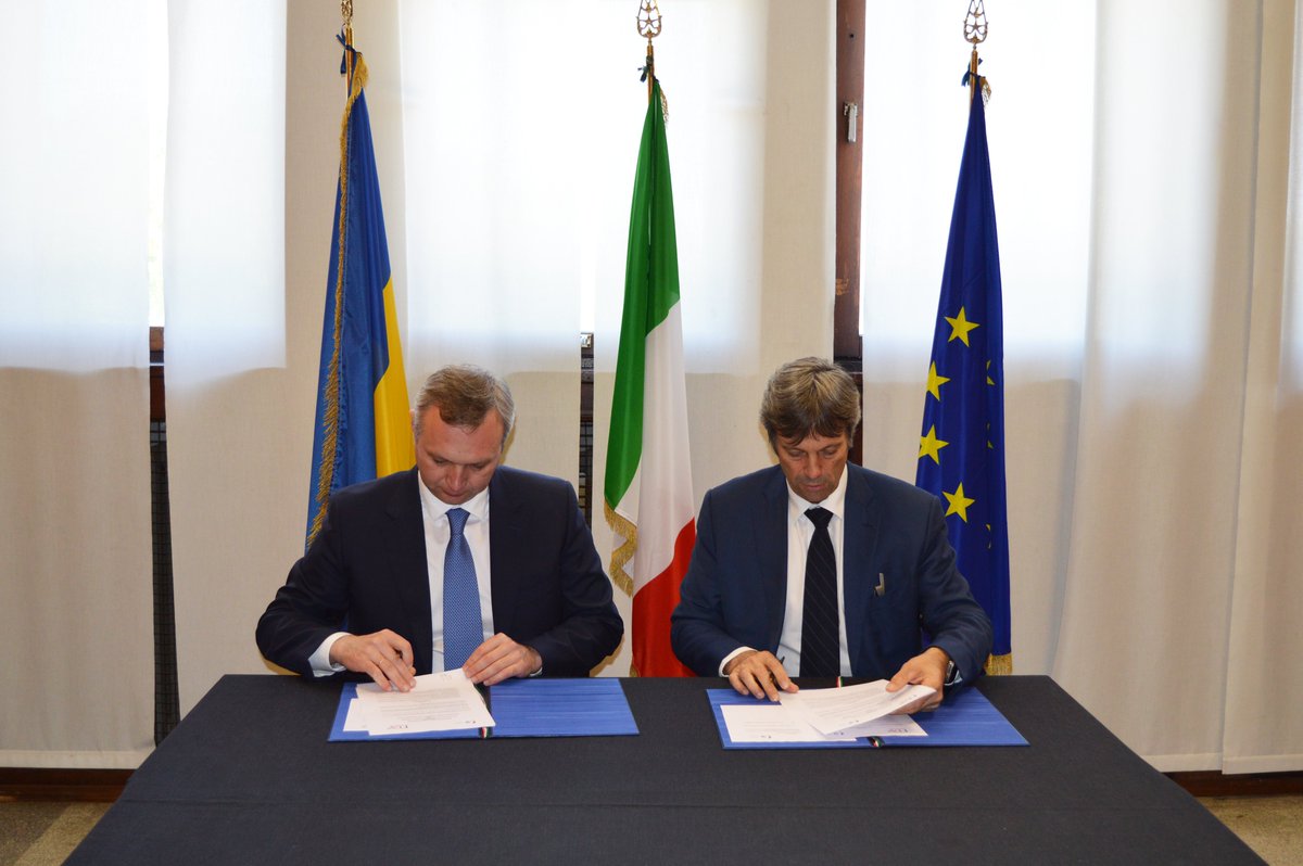 ITAtradeagency's tweet photo. ✍️ Siglato MoU tra Agenzia ICE e Ministero degli Affari Esteri dell'Ucraina, per rafforzare partnership commerciale e industriale tra 🇮🇹 e 🇺🇦

🎙️ @matteozoppas: "ICE riferimento per le imprese italiane che vorranno partecipare alla ricostruzione economica e sociale dell'Ucraina" https://t.co/l5I8vHE6lz