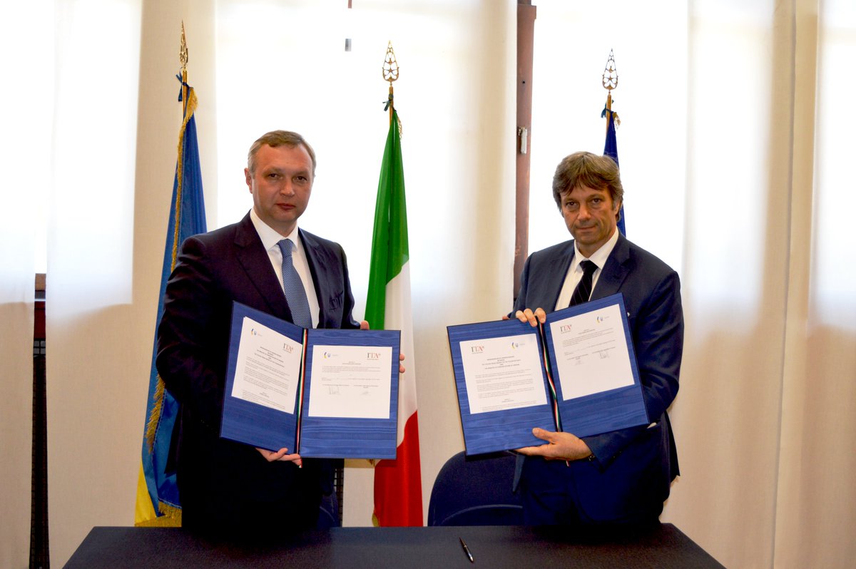 ITAtradeagency's tweet photo. ✍️ Siglato MoU tra Agenzia ICE e Ministero degli Affari Esteri dell'Ucraina, per rafforzare partnership commerciale e industriale tra 🇮🇹 e 🇺🇦

🎙️ @matteozoppas: "ICE riferimento per le imprese italiane che vorranno partecipare alla ricostruzione economica e sociale dell'Ucraina" https://t.co/l5I8vHE6lz