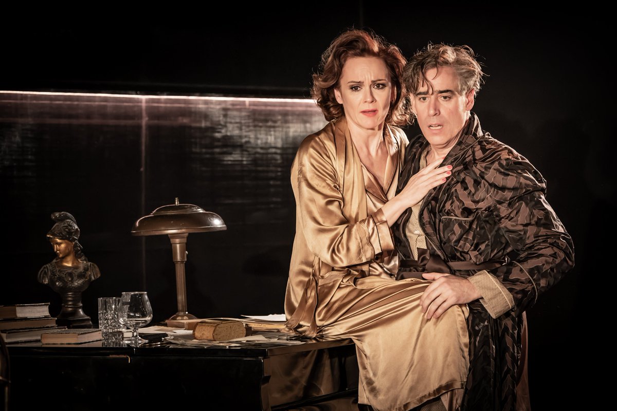"Love, marriage, honeymoon, quarrel, divorce, repeat." @OSoden on the unromantic cycle in Noël Coward's Private Lives in our latest episode: theplaypodcast.com/062-private-li… 
Rachael Stirling and <a href="/StephenMangan/">Stephen Mangan</a> as one of the warring couples <a href="/DonmarWarehouse/">Donmar Warehouse</a> 
📷Marc Brenner