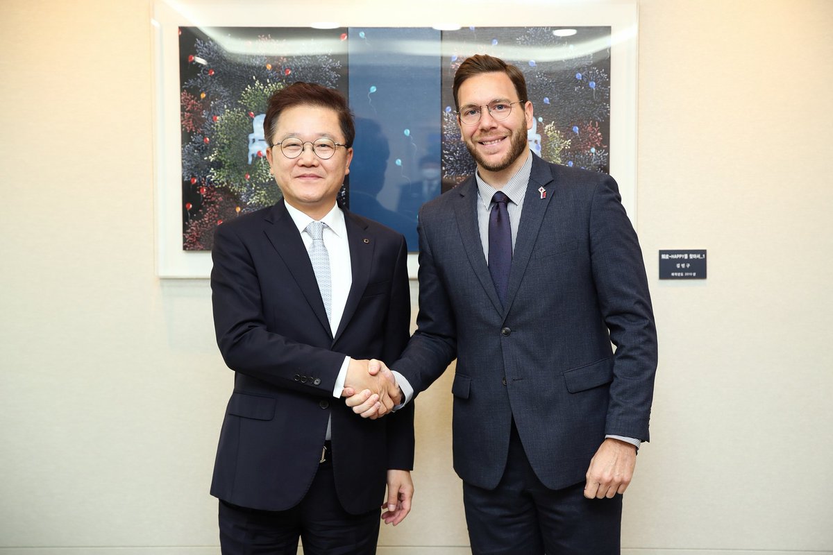 SRBinKorea's tweet photo. @AmbNemanjaGrbic paid courtesy call on KDB Chairman Kang Seok-hun to discuss cooperation between 🇷🇸&amp;🇰🇷. KDB plays a vital role in 🇰🇷's economic growth and has global branches and subsidiaries. Ambassador emphasized #innovationbased #economy as top priority of our Govt. https://t.co/7G1FdkUAli