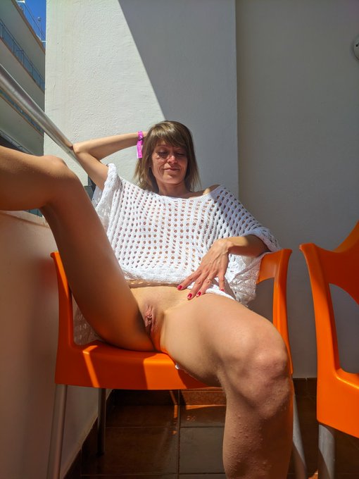 Buon #gioved&igrave;gnocca  🔥 &uacute;ltimi  giorni per votar&eacute; il m&iacute;o video su 🖤🧡👇🔞 https://t.co/UPZwqghq97 https://t<a href="/tag/gioved%C3%ACgnocca"class="tags">#gioved&igrave;gnocca</a>