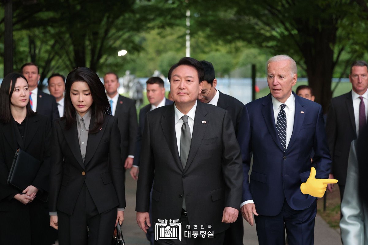 옆에 비서관은 넣고 미국 퍼스트레이디는 잘라버리는 패기 우야면 좋누