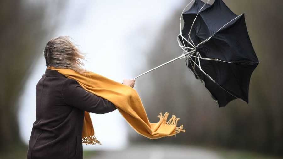 ZiuaMoldova's tweet image. Meteorologii au anunțat cod galben de vânt în toată țara pentru ziua de astăzi. Avertizarea întră în vigoare la ora 10:00 și va fi valabilă până în data de 28 aprilie. 

#codgalben #meteo #vânt

ziua.md/meteorologii-a…
