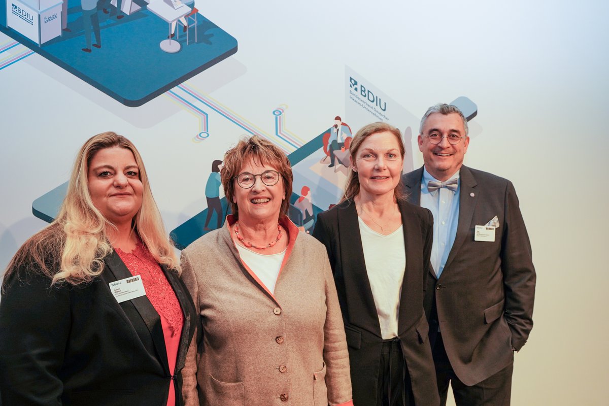 BDIU_inkasso_de's tweet photo. Sonja Steffen folgt Brigitte Zypries als Inkasso-Ombudsfrau – Branchenverband BDIU trifft sich in Leipzig zum Strategieforum

▶️ https://t.co/r5QkSlvapN

Auf dem Bild: Yvonne Wagner, Brigitte Zypries, Sonja Steffen, Axel Kulick

#Inkasso #Recht #FairAntwortung https://t.co/SZrZlTSe9k