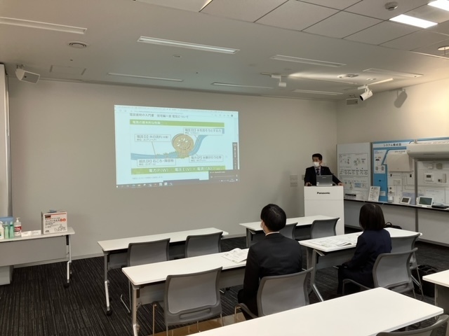 fuji_denki's tweet photo. 今日はパナソニック株式会社様の研修施設で研修を行っていただきました🌠
実際に商品を見ながら説明いただき、とても勉強になりました！！
VRを装着して行った体験学習は新鮮で、楽しみながら学ぶことができました💡
ありがとうございました☺ https://t.co/ye6xEzoPZW