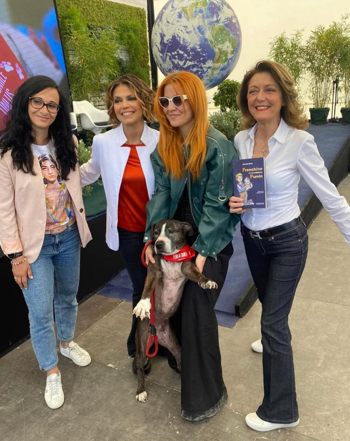 Forasmileonlus's tweet photo. Earth Day Italia 2023, terrazza del Pincio (RO).
Un evento per la solidarietà, condotto dalla giornalista @putiferio22, con moltissimi ospiti tra cui la fantastica @noemiofficial! 
Vi ringraziamo per il vostro sostegno!

#dogpettherapy #earthdayitalia #giornatamondialedellaterra https://t.co/RSku34hkbT