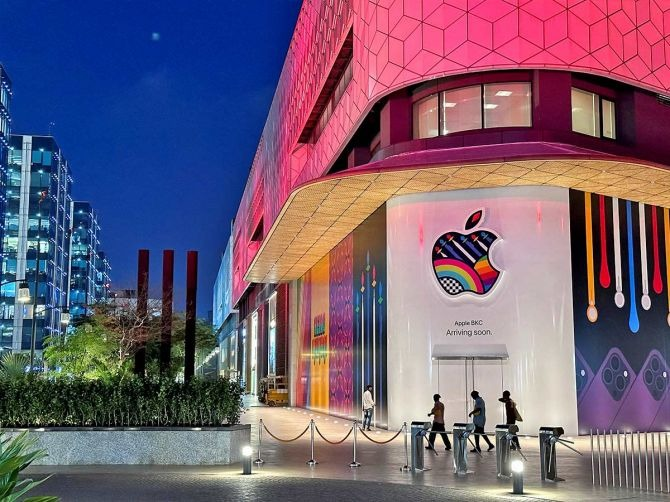 MoneycontrolH's tweet photo. #applestore - एपल के दिल्ली के साकेत स्टोर ने इसके प्रीमियम रीसेलर इमेजन को तगड़ा झटका दिया है। इमेजन को नौ साल बाद अपना दुकान बंद करना पड़ा है। जानिए क्या है पूरा मामला-

 👇
https://t.co/dm9xz2JIqB

#apple #applesaketstore #TimCook #iphone #appleretailstore https://t.co/kEVoEOYbdw